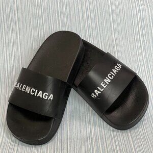 Sliders with logo print